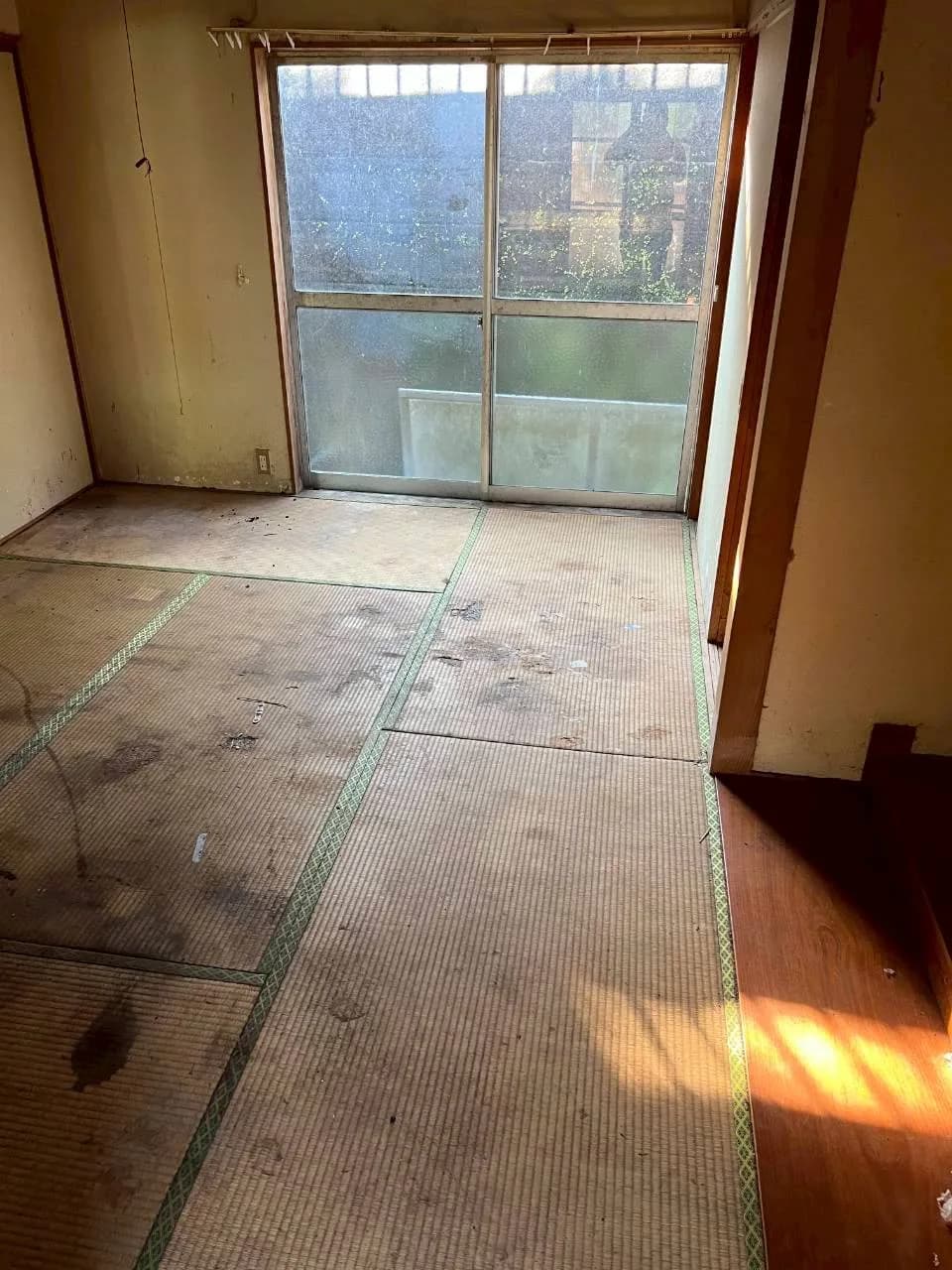 宮崎市で分別・搬出を終え、畳の床とガラス戸が見える室内
